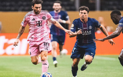 পাথরের মূর্তিদের সঙ্গে খেলছেন মেসি