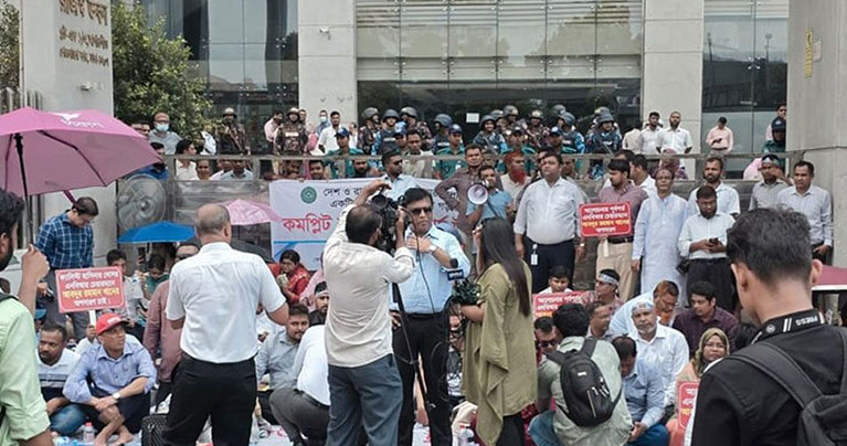 এনবিআর কর্মকর্তা-কর্মচারীদের ‘শাটডাউনসহ’ সব কর্মসূচি প্রত্যাহার