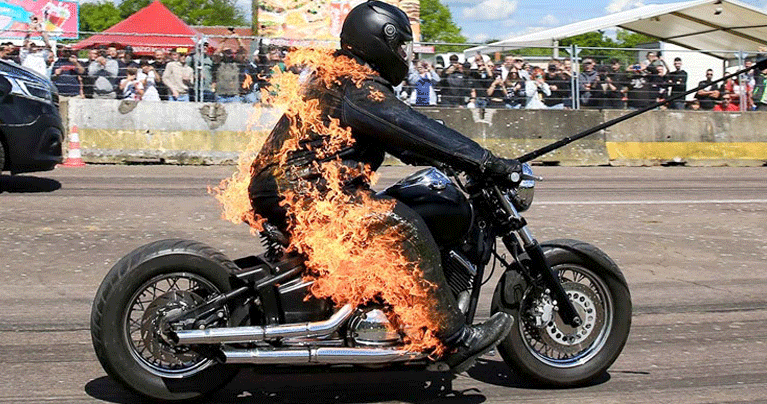 রেকর্ডের নেশা, গায়ে আগুন ধরিয়ে বাইক চালালেন তিনি